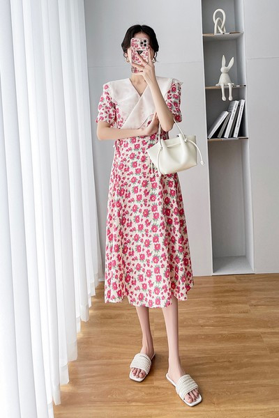 Ilga nėščiųjų suknelė su gėlių motyvais ir trumpomis rankovėmis