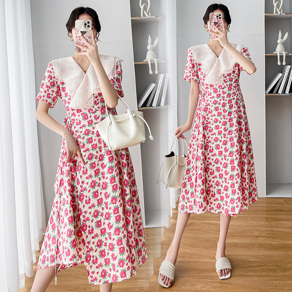 Ilga nėščiųjų suknelė su gėlių motyvais ir trumpomis rankovėmis