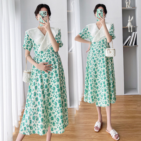 Ilga nėščiųjų suknelė su gėlių motyvais ir trumpomis rankovėmis