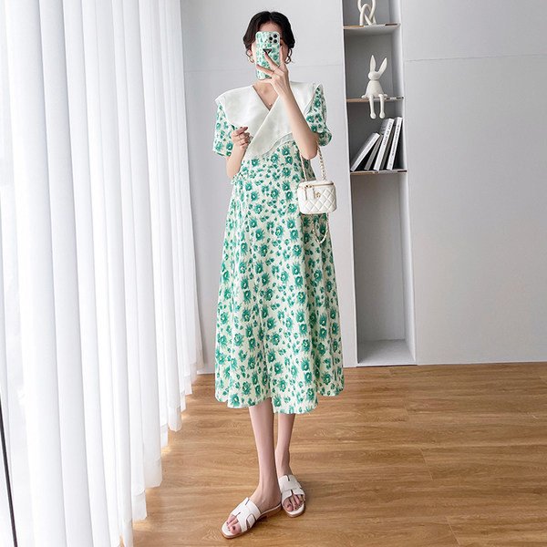 Ilga nėščiųjų suknelė su gėlių motyvais ir trumpomis rankovėmis