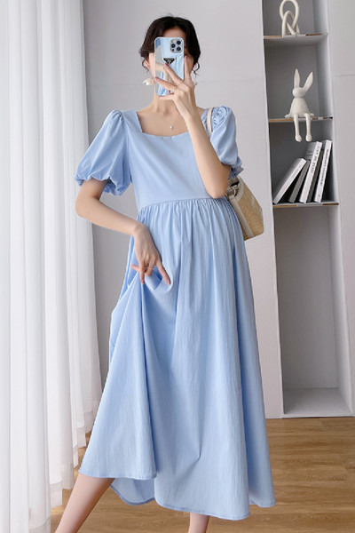 Vasaras apgriezta grūtnieču kleita ar pufām piedurknēm