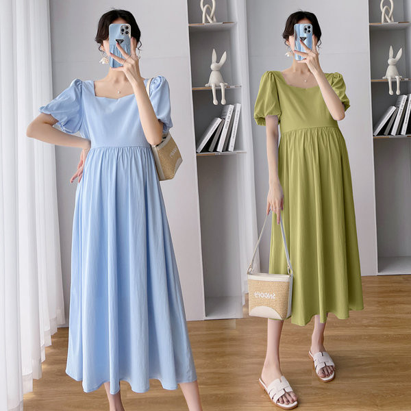 Vasaras apgriezta grūtnieču kleita ar pufām piedurknēm