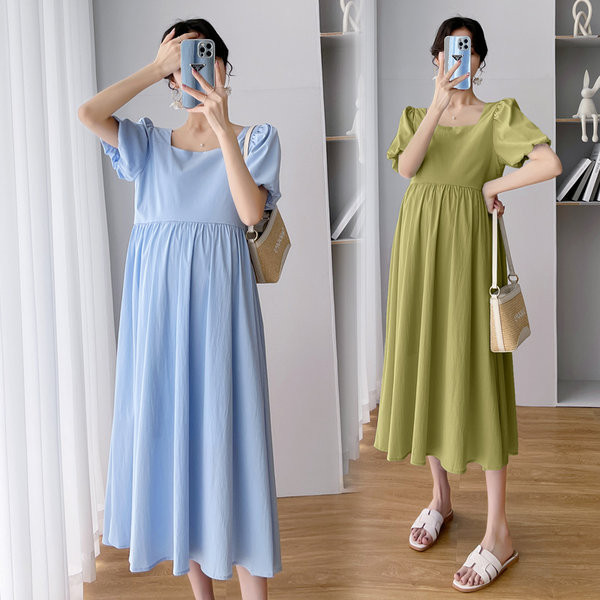 Vasaras apgriezta grūtnieču kleita ar pufām piedurknēm