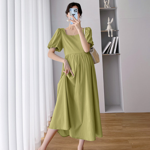 Vasaras apgriezta grūtnieču kleita ar pufām piedurknēm