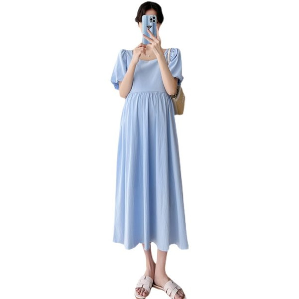 Vasaras apgriezta grūtnieču kleita ar pufām piedurknēm