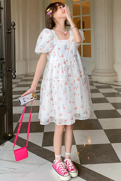 Vasaras kleita grūtniecēm ar kvadrātveida kakla izgriezumu