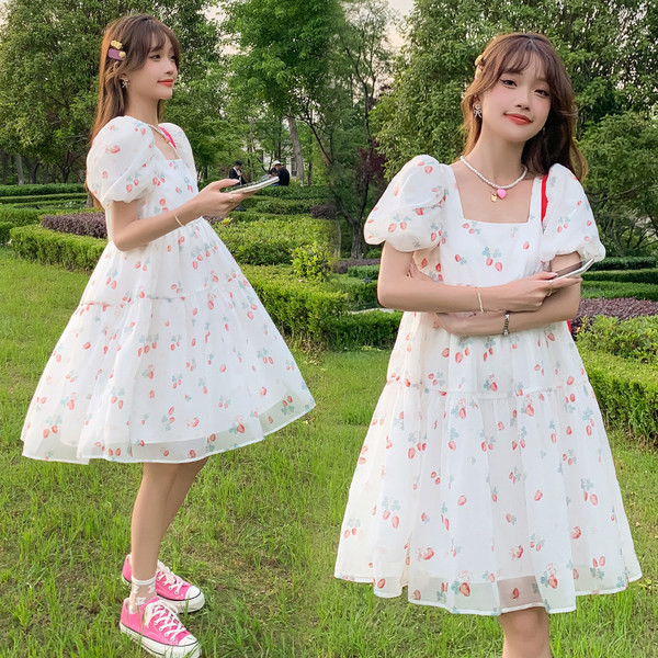 Vasaras kleita grūtniecēm ar kvadrātveida kakla izgriezumu