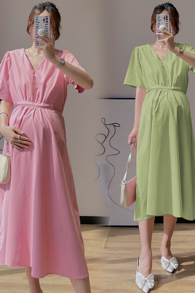 Izgriezuma kleita ar iestieptu kakla izgriezumu un elastīgu jostasvietu