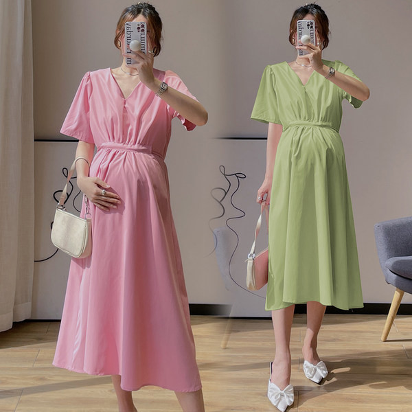 Izgriezuma kleita ar iestieptu kakla izgriezumu un elastīgu jostasvietu