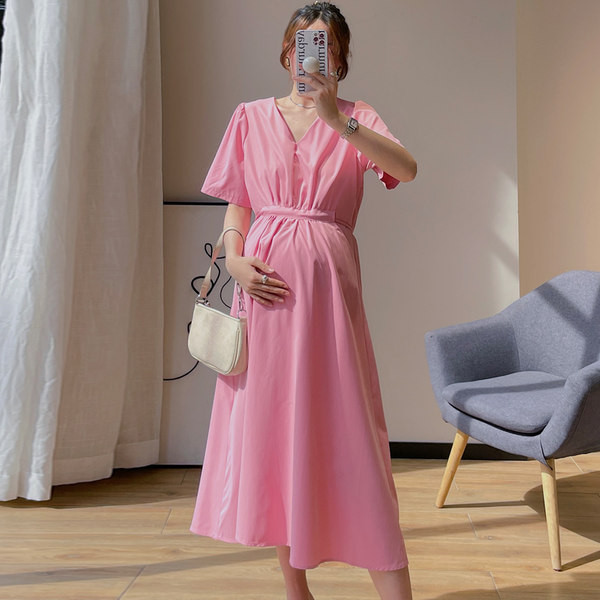 Izgriezuma kleita ar iestieptu kakla izgriezumu un elastīgu jostasvietu