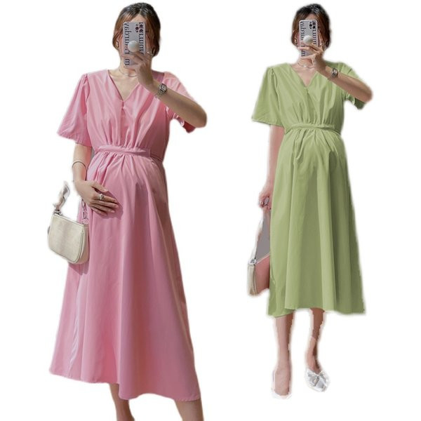 Izgriezuma kleita ar iestieptu kakla izgriezumu un elastīgu jostasvietu