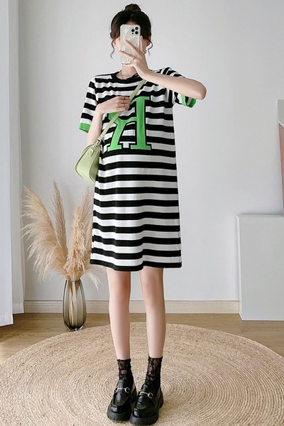 Svītraina taisna kleita piemērota grūtniecēm