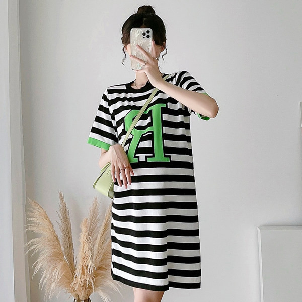 Svītraina taisna kleita piemērota grūtniecēm