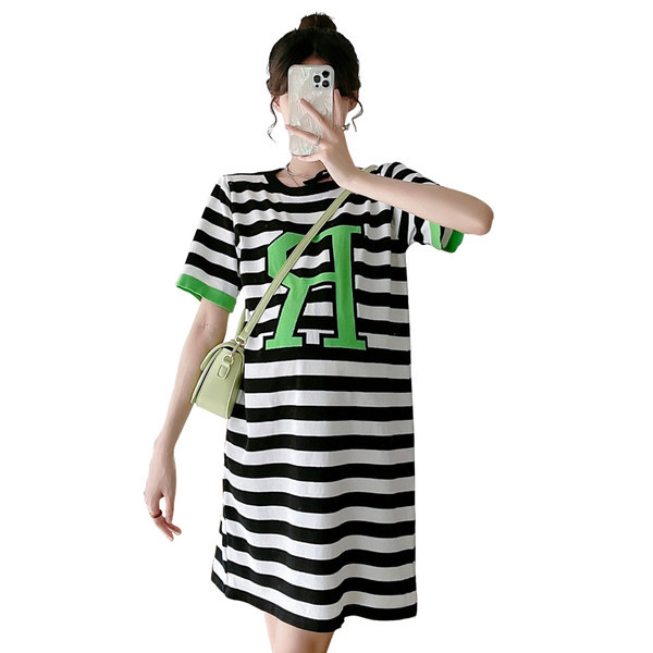 Svītraina taisna kleita piemērota grūtniecēm