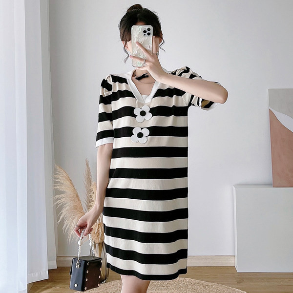 Svītraina kleita grūtniecēm ar V kakla izgriezumu