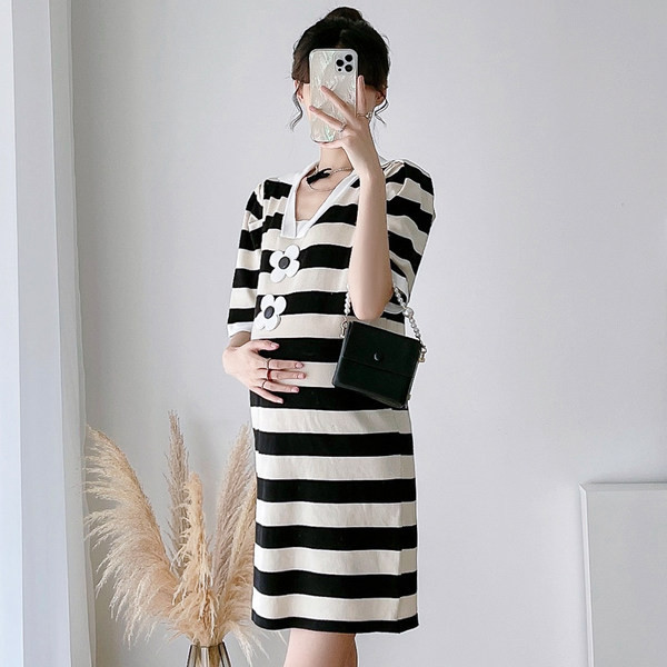 Svītraina kleita grūtniecēm ar V kakla izgriezumu