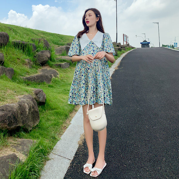 Sieviešu īsā kleita ar smailu kakla izgriezumu, piemērota grūtniecēm