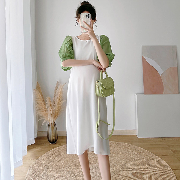 Izgriezt sieviešu kleitu ar tilla piedurknēm