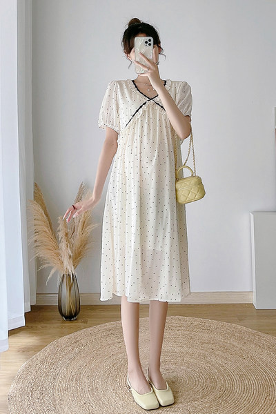 Ilga nėščiųjų suknelė su V formos iškirpte ir trumpomis rankovėmis