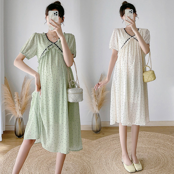 Ilga nėščiųjų suknelė su V formos iškirpte ir trumpomis rankovėmis