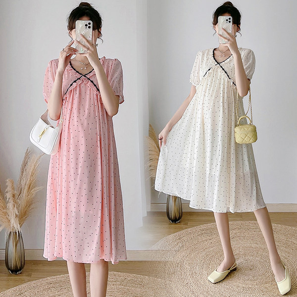 Ilga nėščiųjų suknelė su V formos iškirpte ir trumpomis rankovėmis