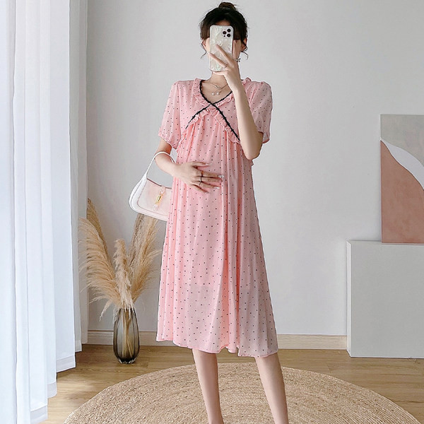 Ilga nėščiųjų suknelė su V formos iškirpte ir trumpomis rankovėmis