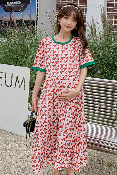 Krāsaina sieviešu grūtnieču kleita ar ovālu kakla izgriezumu