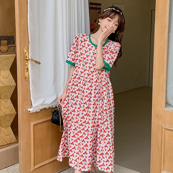 Krāsaina sieviešu grūtnieču kleita ar ovālu kakla izgriezumu