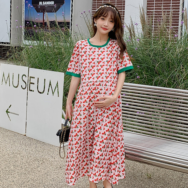 Krāsaina sieviešu grūtnieču kleita ar ovālu kakla izgriezumu