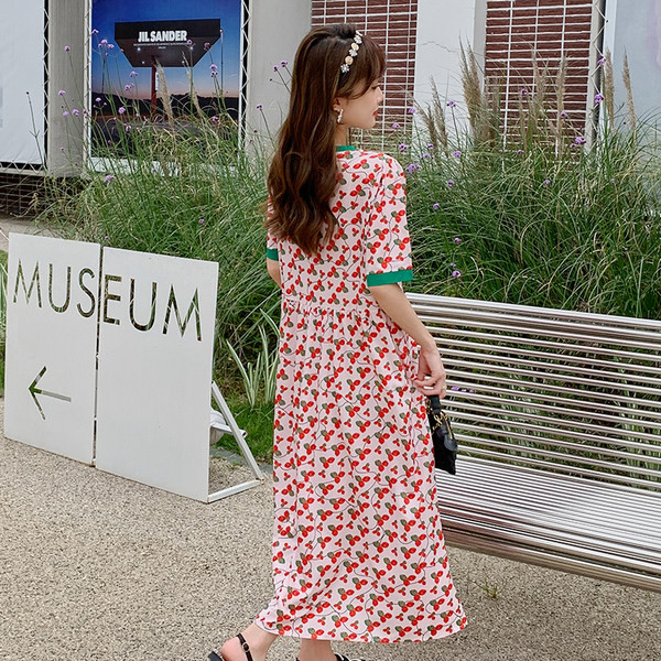 Krāsaina sieviešu grūtnieču kleita ar ovālu kakla izgriezumu