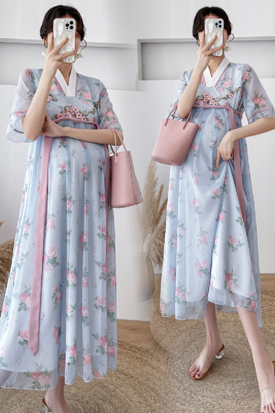 Gara vasaras grūtnieču kleita ar dziļu kakla izgriezumu un ziedu motīviem