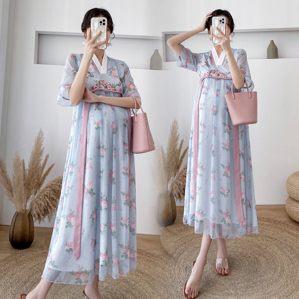 Gara vasaras grūtnieču kleita ar dziļu kakla izgriezumu un ziedu motīviem