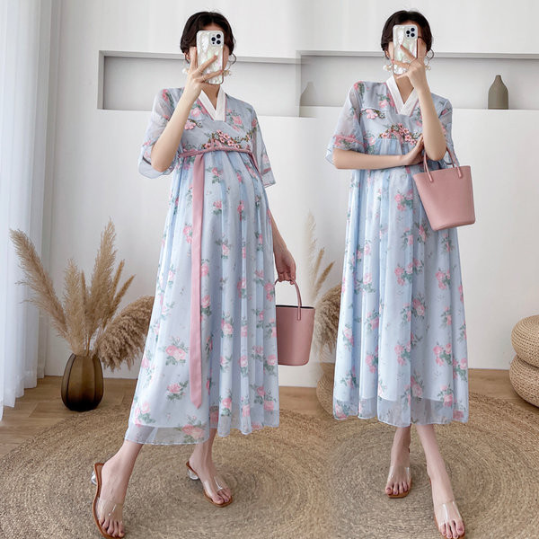 Gara vasaras grūtnieču kleita ar dziļu kakla izgriezumu un ziedu motīviem