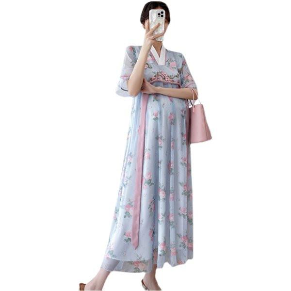 Gara vasaras grūtnieču kleita ar dziļu kakla izgriezumu un ziedu motīviem