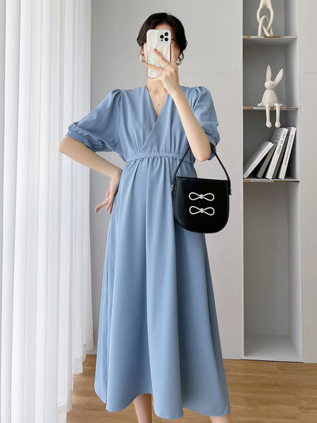 Moderna kleita ar smailu kakla izgriezumu grūtniecēm - trīs krāsas