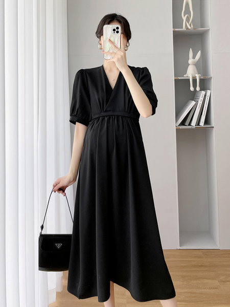 Moderna kleita ar smailu kakla izgriezumu grūtniecēm - trīs krāsas