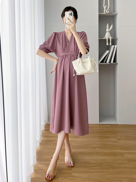 Moderna kleita ar smailu kakla izgriezumu grūtniecēm - trīs krāsas