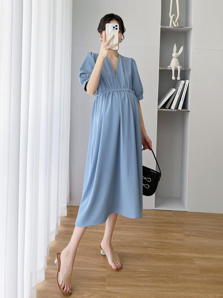 Moderna kleita ar smailu kakla izgriezumu grūtniecēm - trīs krāsas