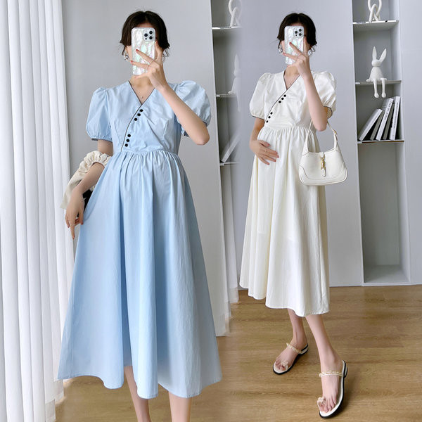 Moderna duga trudnička haljina s dubokim dekolteom