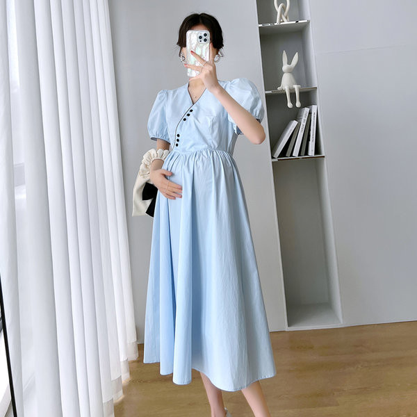 Moderna duga trudnička haljina s dubokim dekolteom