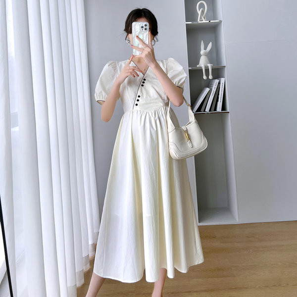 Moderna duga trudnička haljina s dubokim dekolteom