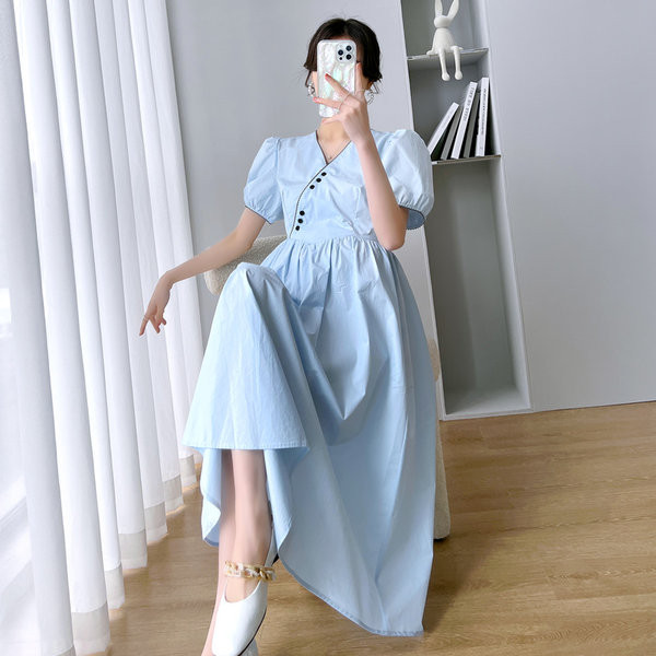 Moderna duga trudnička haljina s dubokim dekolteom