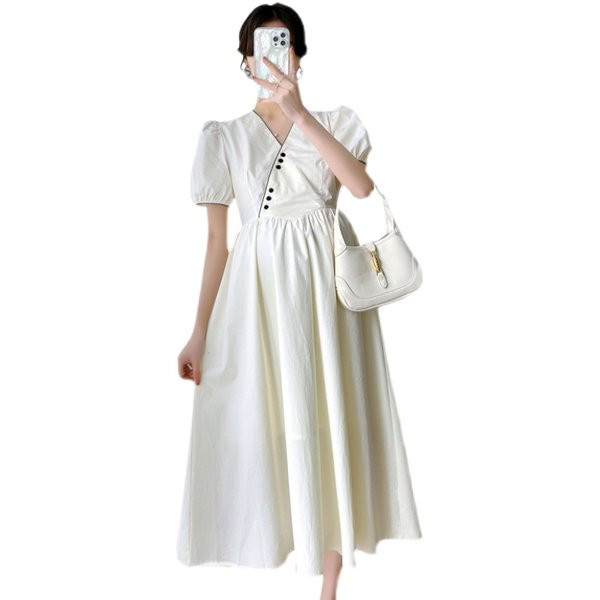 Moderna duga trudnička haljina s dubokim dekolteom