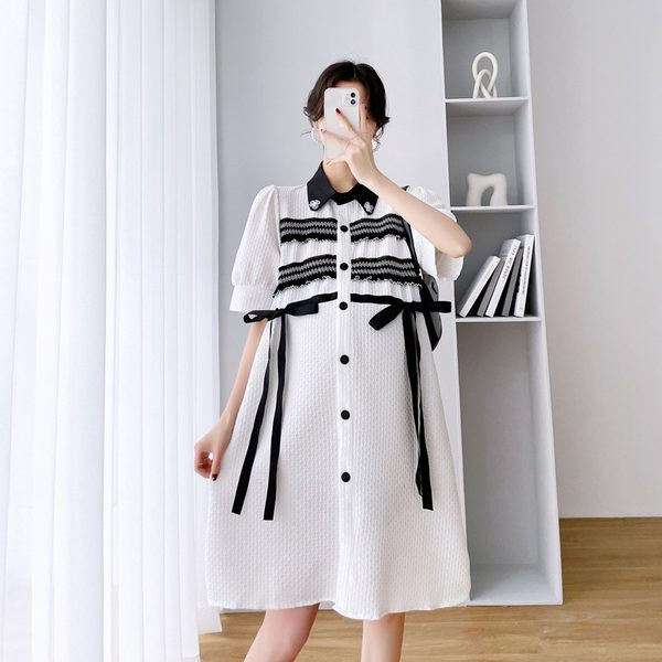 Stilīga grūtnieču kleita ar mežģīnēm un pogām