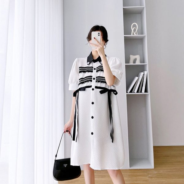 Stilīga grūtnieču kleita ar mežģīnēm un pogām