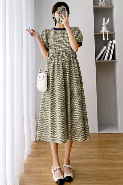 Ljetna haljina s ovalnim izrezom