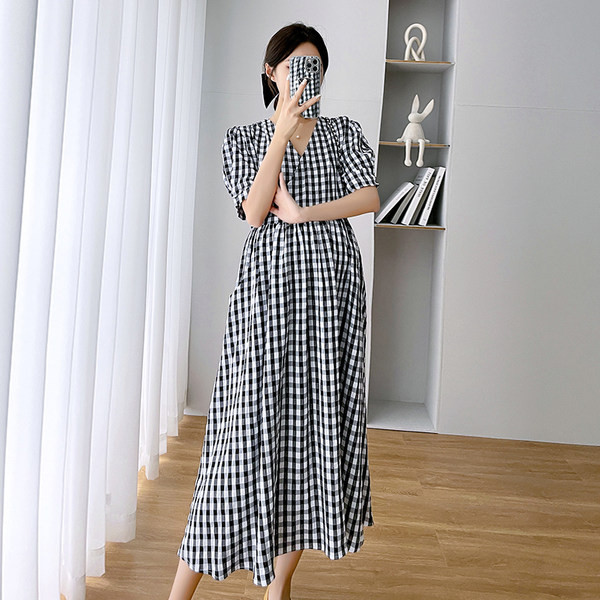 Brīva rūtaina grūtnieču kleita ar īsām piedurknēm un dziļu kakla izgriezumu