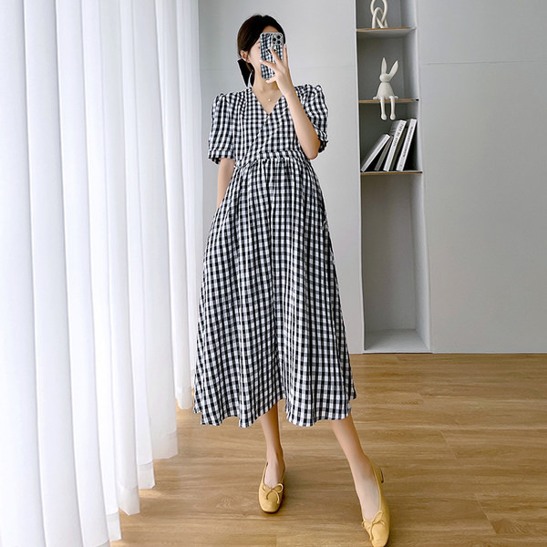 Brīva rūtaina grūtnieču kleita ar īsām piedurknēm un dziļu kakla izgriezumu