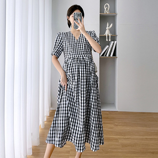 Brīva rūtaina grūtnieču kleita ar īsām piedurknēm un dziļu kakla izgriezumu