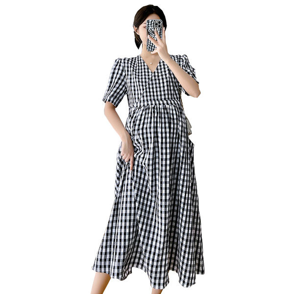 Brīva rūtaina grūtnieču kleita ar īsām piedurknēm un dziļu kakla izgriezumu